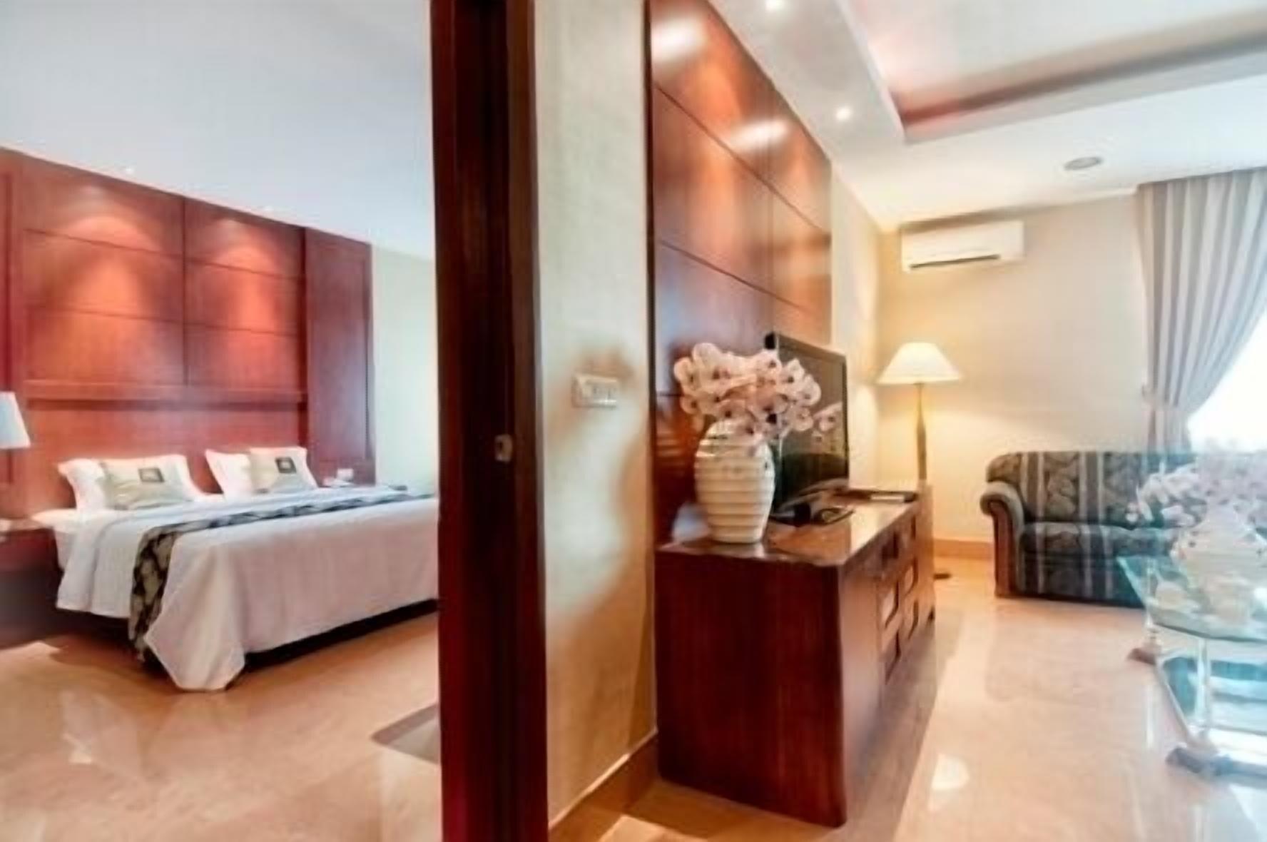 Grand Sakura Hotel Медан Экстерьер фото