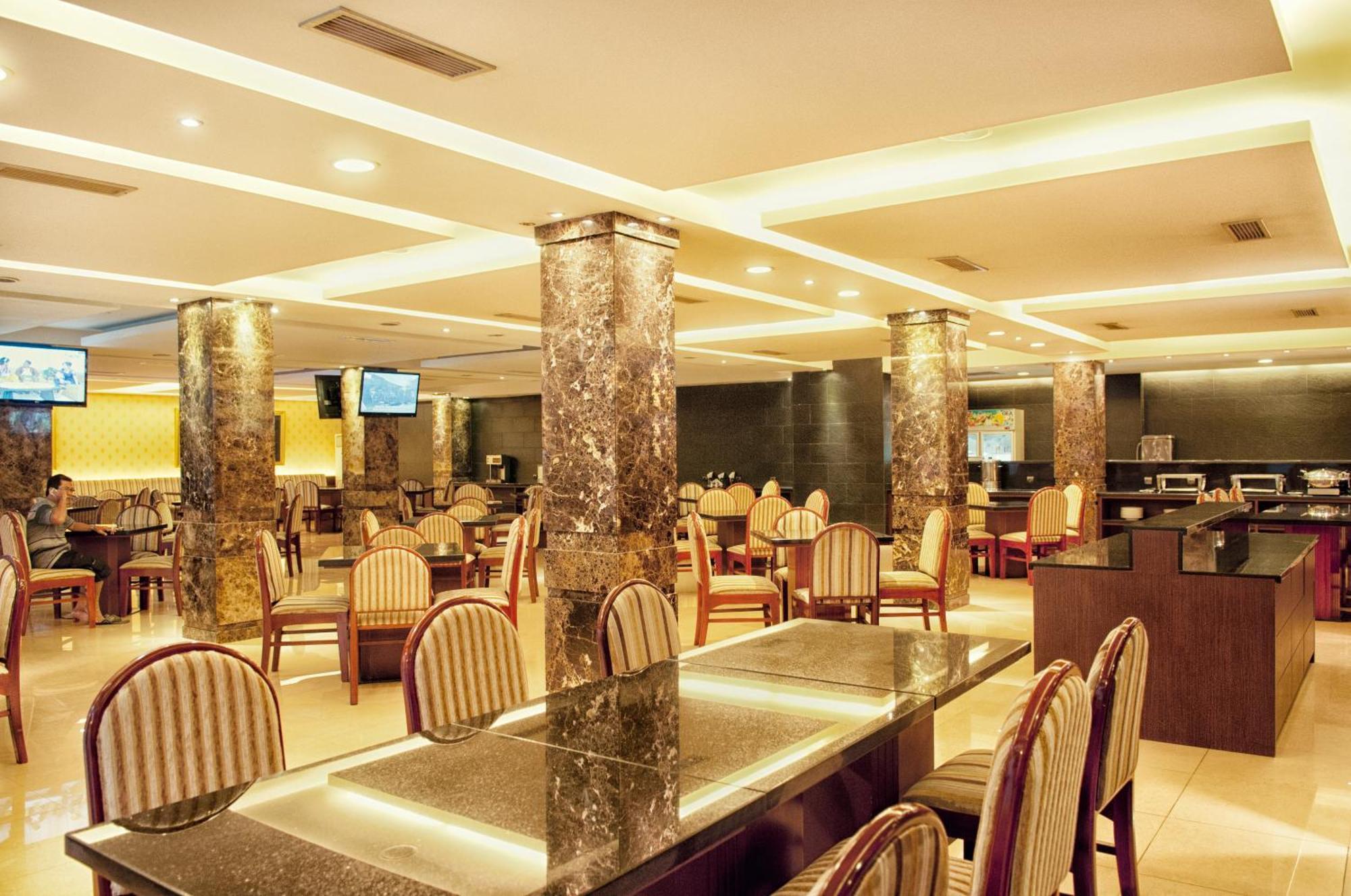 Grand Sakura Hotel Медан Экстерьер фото